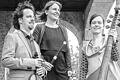 Trio Zeitsprung in Brüchs: Woher'wohin       -  (kpe)   Am Donnerstag, 16. April, um 19.30 Uhr präsentiert in der Kirche St. Antonius das Trio Zeitsprung ihr neues Konzertprogramm &bdquo;woher'wohin&ldquo;. Das Trio folgt Spuren, die weit zurückreichen in Zeit und Raum und solchen, die in die Ferne weisen. Musik und Texte des Programms widmen sich dem Unterwegssein: dem Aufbruch, der Hoffnung, der Freude, der Unsicherheit, dem Innehalten, der Ziellosigkeit, der Zielstrebigkeit. Das Trio Zeitsprung kreist so kunstvoll den existenziellen Inhalt des Ostergeschehens ein: Die Lebensfreude in Anbetracht der Vergänglichkeit des Lebens, das Aufsteigen des Geistes bei Stillstand des Atems, die Hoffnung auf die Sinnhaftigkeit unseres Seins, heißt es in der Ankündigung. Zu hören sind Kompositionen unter anderem von Guillaume Dufay, Johann Sebastian Bach und eine Uraufführung von James Hewitt sowie Folk und Improvisationen. Das Trio Zeitsprung präsentiert sich wie gewohnt vielseitig mit historischem und modernem Instrumentarium, vokalen Einlagen sowie Texten unter anderem aus der Bibel, von Khalil Gibran und Angela Krauß. Mitwirkende sind Kathrin Sertkaya (Traversflöte, Flöte, Gesang), Michael Spiecker (Barockvioline, Violine, Gesang) und Lena Sperrfechter (Violone, Flöte, Gesang).