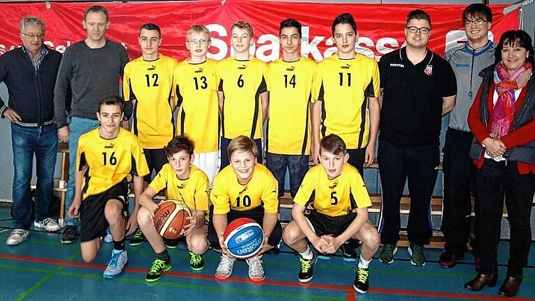 Regiomontanus-Basketballer im Bezirksfinale auf Platz drei       -  (wor)   Einen Achtungserfolg erzielte die Basketball-Mannschaft Jungen III/1 (Jahrgänge 2000 bis 2004) des Regiomontanus-Gymnasiums Haßfurt im Bezirksfinale unter ihrem Betreuer Jochen Först. Die Haßfurter Gymnasiasten spielten in der Vorrunde erfolgreich mit einem 47:15 gegen das Armin-Knab-Gymnasium  Kitzingen, musste sich jedoch gegen das Riemenschneider-Gymnasium  Würzburg mit 20:46 geschlagen geben. So zog das Regiomontanus-Gymnasium in das Spiel um Platz drei ein und besiegte das Kronberg-Gymnasium Aschaffenburg mit 29:16 Punkten. Das Finalspiel bestritten die Würzburger Gymnasien Deutschhaus und Riemenschneider, wobei das Deutschhaus-Team obsiegte. Derweil freuten sich die jungen Haßfurter über den dritten Platz. Der Endstand: 1. Deutschhaus-Gymnasium Würzburg, 2. Riemenschneider- Gymnasium Würzburg, 3. Regiomontanus-Gymnasium Haßfurt, 4. Kronberg-Gymnasium Aschaffenburg, 5. Armin-Knab-Gymnasium Kitzingen. Mit im Bild: Betreuer Jochen Först (Zweiter von links), Fritz Hahn, Geschäftsführer des Arbeitskreises Sport in Schule und Verein (links), Petra Haubner, Obfrau Basketball des Arbeitskreises Sport in Schule und Verein (rechts), Tobias Haßfurter aus Bamberg, Schiedsrichter sowie Coach der Zweitliga-Frauen (Zweiter von rechts) und Pat Hwastunow, Kampfrichter (Dritter von rechts).