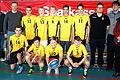 Regiomontanus-Basketballer im Bezirksfinale auf Platz drei       -  (wor)   Einen Achtungserfolg erzielte die Basketball-Mannschaft Jungen III/1 (Jahrgänge 2000 bis 2004) des Regiomontanus-Gymnasiums Haßfurt im Bezirksfinale unter ihrem Betreuer Jochen Först. Die Haßfurter Gymnasiasten spielten in der Vorrunde erfolgreich mit einem 47:15 gegen das Armin-Knab-Gymnasium  Kitzingen, musste sich jedoch gegen das Riemenschneider-Gymnasium  Würzburg mit 20:46 geschlagen geben. So zog das Regiomontanus-Gymnasium in das Spiel um Platz drei ein und besiegte das Kronberg-Gymnasium Aschaffenburg mit 29:16 Punkten. Das Finalspiel bestritten die Würzburger Gymnasien Deutschhaus und Riemenschneider, wobei das Deutschhaus-Team obsiegte. Derweil freuten sich die jungen Haßfurter über den dritten Platz. Der Endstand: 1. Deutschhaus-Gymnasium Würzburg, 2. Riemenschneider- Gymnasium Würzburg, 3. Regiomontanus-Gymnasium Haßfurt, 4. Kronberg-Gymnasium Aschaffenburg, 5. Armin-Knab-Gymnasium Kitzingen. Mit im Bild: Betreuer Jochen Först (Zweiter von links), Fritz Hahn, Geschäftsführer des Arbeitskreises Sport in Schule und Verein (links), Petra Haubner, Obfrau Basketball des Arbeitskreises Sport in Schule und Verein (rechts), Tobias Haßfurter aus Bamberg, Schiedsrichter sowie Coach der Zweitliga-Frauen (Zweiter von rechts) und Pat Hwastunow, Kampfrichter (Dritter von rechts).