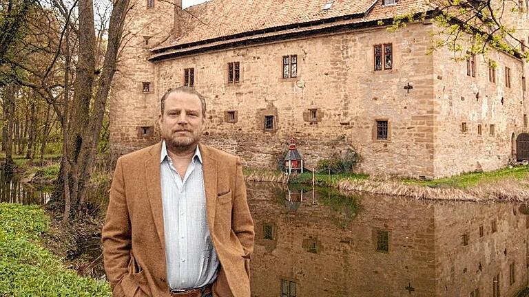 Karl Schenk Graf von Stauffenberg vor dem Wasserschloss Irmelshausen, das ihm zur Hälfte gehört. Der Enkel des Hitler-Attentäters wendet sich in dem von ihm unlängst gegründeten Verein &bdquo;Mittendrin statt extrem daneben&ldquo; gegen Extremismus jeglicher Art.
