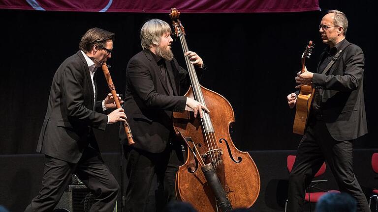 Die Band &bdquo;Wildes Holz&ldquo; &ndash; Tobias Reisige (Blockflöte), Markus Conrads (Kontrabass) und Anton Karaula (Gitarre) &ndash; in Aktion.