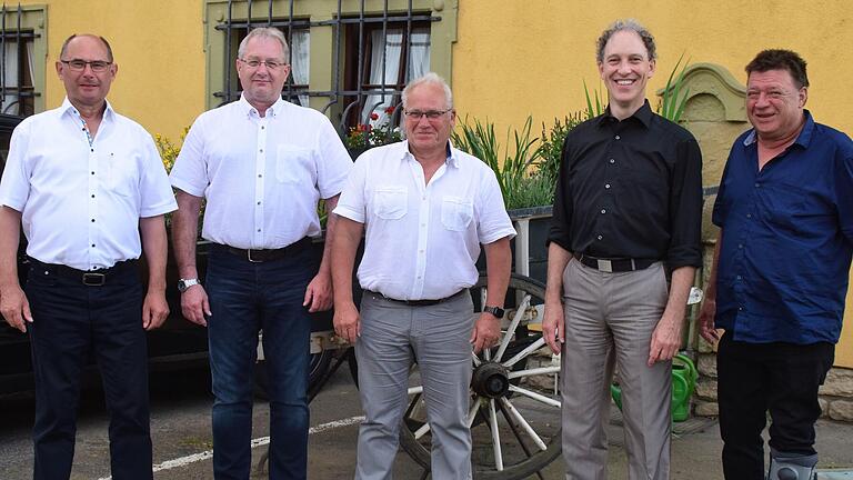 Bürgermeister Roland Hoh verabschiedete die Gemeinderäte Harald Vierrether, Udo Hager, Mattias Manger und Christian Pavel (von links).