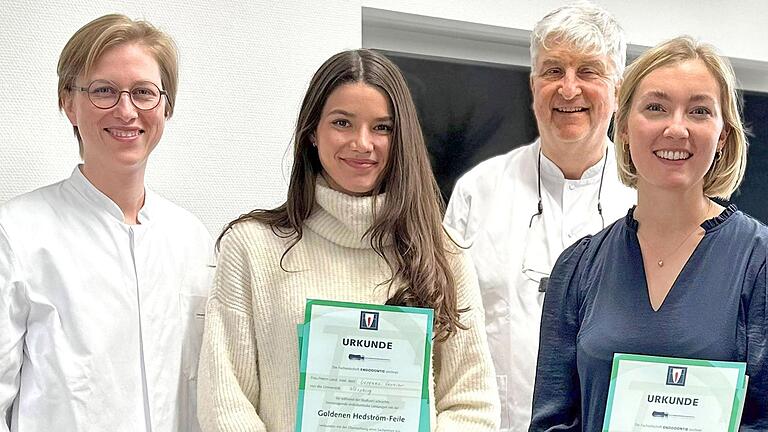 Freude über die Austzeichnung (von links):&nbsp;Britta Hahn, stellvertretend für die Ausbilderinnen und Ausbilde,&nbsp;&nbsp;Lisanne Carnier,&nbsp;Norbert Hofmann, hauptverantwortlich für die endodontische Ausbildung der Würzburger Zahnmedizin-Studierenden, und Leonie Staimer. Es fehlt Ariane Hillenbrand als dritte Preisträgerin.