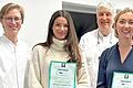 Freude über die Austzeichnung (von links):&nbsp;Britta Hahn, stellvertretend für die Ausbilderinnen und Ausbilde,&nbsp;&nbsp;Lisanne Carnier,&nbsp;Norbert Hofmann, hauptverantwortlich für die endodontische Ausbildung der Würzburger Zahnmedizin-Studierenden, und Leonie Staimer. Es fehlt Ariane Hillenbrand als dritte Preisträgerin.