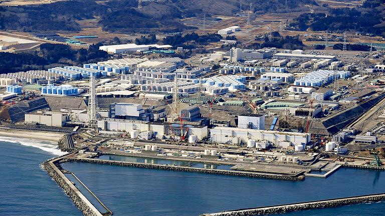 Fukushima.jpeg       -  Auf dem Gelände der Atomruine Fukushima geht der Platz aus, um noch weiteres belastetes Kühlwasser zu lagern.