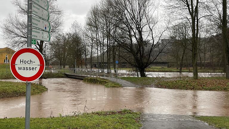 Am Zufluss der Brend in die Saale im Bereich des Parkplatzes Schillerhain in Bad Neustadt ist das Wasser am Donnerstagnachmittag deutlich über das Bachbett hinaus getreten. Der Radweg in Richtung Herschfeld war nicht mehr befahrbar.
