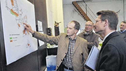 Verstreute Felder: OB Sebastian Remelé ließ sich von dem neuen Pächter Martin Eltschka erklären, wo die Felder des Guts liegen. Hans Schnabel, zuständig für die Liegenschaften der Stadt, und Maximilian Schmailzl (ganz rechts) schauten zu. Die Flurbereinigung soll in den kommenden Jahren die Anbauflächen konzentrieren. Verstreute Felder: OB Sebastian Remelé ließ sich von dem neuen Pächter Martin Eltschka erklären, wo die Felder des Guts liegen. Hans Schnabel, zuständig für die Liegenschaften der Stadt, und Maximilian Schmailzl (ganz rechts) schauten zu. Die Flurbereinigung soll in den kommenden Jahren die Anbauflächen konzentrieren.