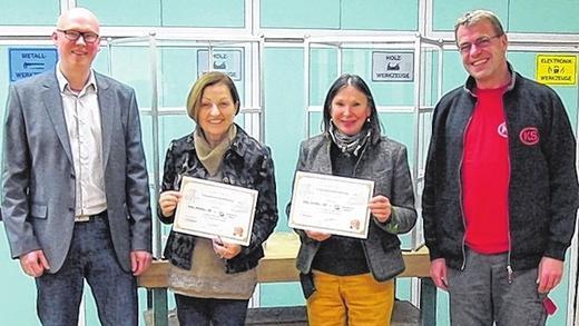 Konrektor Markus Häfner und Rektorin Ingrid Thomé-Reinhard der Werkrealschule Creglingen, sowie Geschäftsführerin Cornelia Schnell und Ausbildungsbeauftragter Andreas Jöchner (von links) mit dem Kooperationsvertrag.