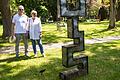 Zwei Besucher betrachten die Skulptur 'blick nach oben' von Magnus Kuhn im Park des Juliusspitals. Der verwinkelte Weg nach oben führt schließlich zu einem kleinen Bocksbeutel.
