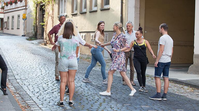 Auch die Schnitter müssen vor dem Heimatspiel 'Die Schutzfrau von Münnerstadt' ihren Auftritt proben. Das erste Mal wird das Stück in der Spielzeit 2022 am 28. August aufgeführt. Auch die Schnitter müssen vor dem Heimatspiel 'Die Schutzfrau von Münnerstadt' ihren Auftritt proben. Das erste Mal wird das Stück in der Spielzeit 2022 am 28. August aufgeführt.