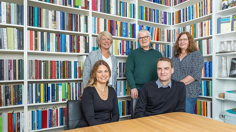 Ein Besuch vor Ort beim Verlag in Würzburg. Von links: Jasmin Stollberger (Assistentin der Geschäftsführung), Caroline Pabst (Produktion), Hans Moosmüller (Herstellung), Daniel Seger (Geschäftsführung), Heike Hanenberg (Produktion).