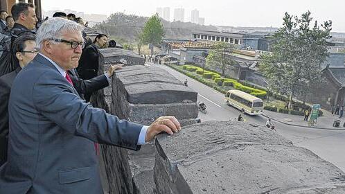 Steinmeier besucht chinesische Provinz Hebei       -  ZHENGDING   Mehrere chinesische Anwälte haben an Außenminister Walter Steinmeier (SPD) appelliert, in seinen für den heutigen Montag geplanten politischen Gesprächen in Peking die Verfolgung von Bürgerrechtlern anzusprechen. Genannt wurden die Fälle des inhaftierten Friedensnobelpreisträgers Liu Xiaobo und dessen unter Hausarrest stehender Frau Liu Xia. Der chinesische Künstler Ai Weiwei äußerte zudem die Hoffnung, dass Steinmeier die Frage seiner Reisefreiheit vorbringen könne, damit er an seiner Ausstellung in Berlin teilnehmen könne. Steinmeier besuchte am Sonntag zunächst die um Peking liegende Provinz Hebei, die stark unter Umweltverschmutzung leidet. Er befindet sich noch bis zum 15. April auf einer Reise in Japan und China.