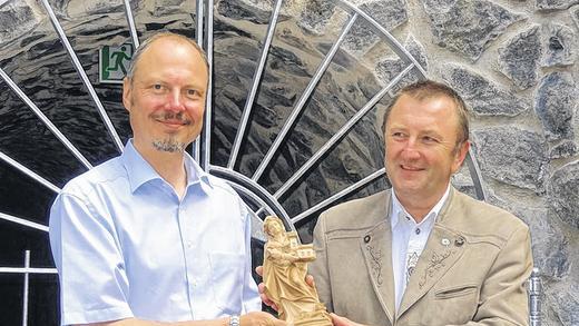 Freuen sich über die Barbara-Figur: Naturpark-Geschäftsführer Klaus Spitzl und Bürgermeister Udo Baumann.