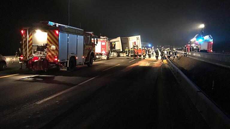 Lkw-Unfall auf der A3       -  Weil ein Sattelzug in die Leitplanke gekracht war, musste am Montagmorgen (23.01.16) die Autobahn Würzburg-Frankfurt zwischen Wertheim und Marktheidenfeld gesperrt werden.