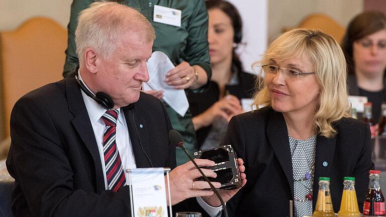 Freistaat finanziert drei Kleinstsatelliten made in Würzburg       -  Ministerpräsident Horst Seehofer und Ministerin Beate Merk mit einem Würzburger TOM-Satelliten auf der Regionalkonferenz 2016, auf der TOM beschlossen wurde.