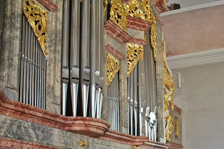 Die Barockorgel in der Wallfahrtskirche am Findelberg erstrahlt im neuen Glanz. Überraschung bei der Renovierung: Die Prospektpfeifen stammen aus dem Jahr 1891 und waren mit Silberbronze überstrichen, so dass sie nicht für Kriegszwecke 1917 eingeschmolzen wurden.