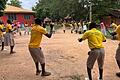 Oliver Kunkel trainiert mit der 'FutureLab'-Klasse und den Volunteers an der Baobab-Schule in Ghana Konzentration und Impulskontrolle.