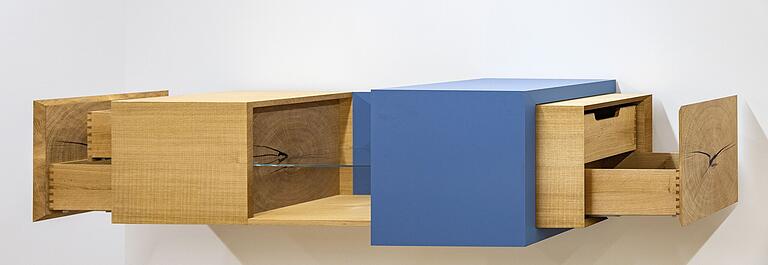 Der 'Hängeschrank in sägerauer Eiche' stammt von Tom Wörner und bietet Stauraum ohne Ende. Der 'Hängeschrank in sägerauer Eiche' stammt von Tom Wörner und bietet Stauraum ohne Ende.