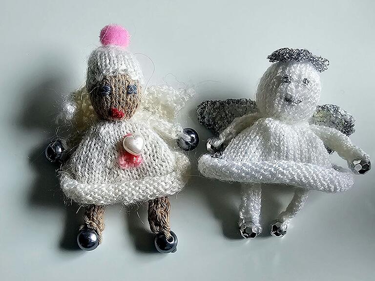 Diese zwei Engelchen sind die ersten Figuren, die Bärbel Hertrampf gestrickt hat.