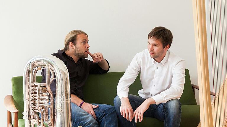 Andreas Martin Hofmeir (links), ehemals Tubist bei La Brass Banda und Professor in Salzburg, bildet mit dem Harfenisten Andreas Mildner, Professor an der Würzburger Musikhochschule, das 'duo tuba & harfe'. Andreas Martin Hofmeir (links), ehemals Tubist bei La Brass Banda und Professor in Salzburg, bildet mit dem Harfenisten Andreas Mildner, Professor an der Würzburger Musikhochschule, das 'duo tuba & harfe'.