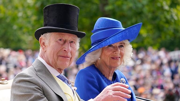 Charles & Camilla       -  König Charles III. (l) und Königin Camilla kommen in einer Kutsche in Ascot an.