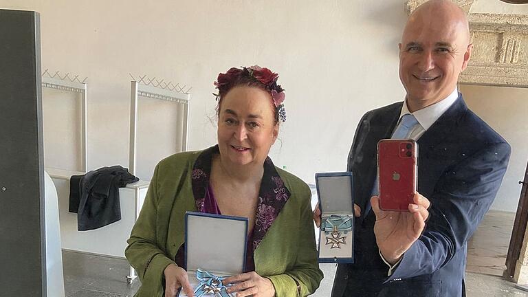 Lizzy Aumeier und Wolfgang Krebs - Lizzy Aumeier, die kürzlich verstorbenen Kabarettistin, und Wolfgang Krebs waren nicht nur Kollegen, sondern Freunde. Krebs wurde mit Aumeier zusammen im März 2022 mit dem Bayerischen Verdienstorden ausgezeichnet. Mitte Oktober hielt Wolfgang Krebs zur Trauerfeier anlässlich ihres Tods eine Rede - 'das ist mir sehr schwer gefallen', sagt er. Lizzy Aumeier und Wolfgang Krebs - Lizzy Aumeier, die kürzlich verstorbenen Kabarettistin, und Wolfgang Krebs waren nicht nur Kollegen, sondern Freunde. Krebs wurde mit Aumeier zusammen im März 2022 mit dem Bayerischen Verdienstorden ausgezeichnet. Mitte Oktober hielt Wolfgang Krebs zur Trauerfeier anlässlich ihres Tods eine Rede - 'das ist mir sehr schwer gefallen', sagt er.