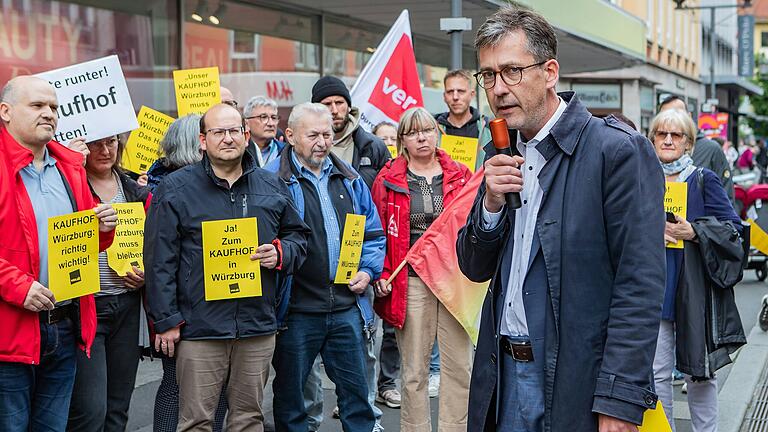 Macht sich im Mai 2024 für den Erhalt von Galeria Karstadt Kaufhof in Würzburg stark: OB Christian Schuchardt, hier bei einer Demo der Beschäftigten.