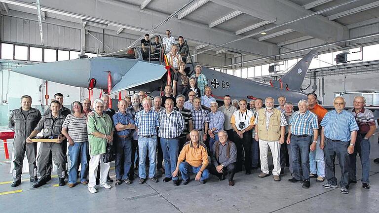 Vor einer Maschine des neuesten Flugzeugtyps des JG 74, einem Euro-Fighter, stellte sich die Reisegruppe aus Rhön-Grabfeld zum Erinnerungsfoto. Vor einer Maschine des neuesten Flugzeugtyps des JG 74, einem Euro-Fighter, stellte sich die Reisegruppe aus Rhön-Grabfeld zum Erinnerungsfoto.
