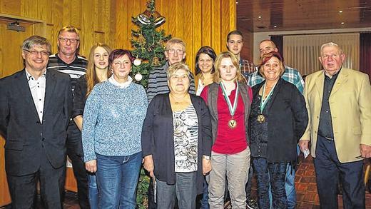 Für die Treue gedankt: Ehrungen beim Kegelverein. SKK Glück auf. Von links: Wolfgang Schubert, Torsten Rahnfeld, Nadine Limpert, Andrea Eckert, Peter Limpert, Hannelore Grünewald, Birgit Umhöfer, Jennifer Weis, Michael Umhöfer, Christian Eckert, Andrea Weis und der Vorsitzende Horst Siebenlist. Für die Treue gedankt: Ehrungen beim Kegelverein. SKK Glück auf. Von links: Wolfgang Schubert, Torsten Rahnfeld, Nadine Limpert, Andrea Eckert, Peter Limpert, Hannelore Grünewald, Birgit Umhöfer, Jennifer Weis, Michael Umhöfer, Christian Eckert, Andrea Weis und der Vorsitzende Horst Siebenlist.