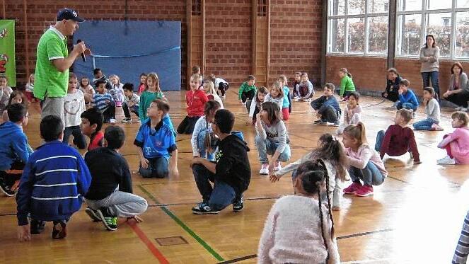Crazy Wolfi bewegt die Schüler       -  (jul)   &bdquo;Fit von Kopf bis Fuß&ldquo; ist das Jahresthema der Grundschule Kitzingen-Siedlung. Da kündigte sich zum rechten Zeitpunkt Sportpädagoge Wolfgang Richter, alias Crazy Wolfi, mit der etwas anderen Sportdoppelstunde &bdquo;cool move mixer&ldquo; an. Freude an der Bewegung ist sein Ziel und ist ihm wichtiger als Perfektion oder Wettkampf, heißt es in einer Pressemitteilung. Kinder sollen motiviert werden, auch Freunde, Geschwister, Eltern und Verwandte für mehr Spaß an der Bewegung zu begeistern. Mit wenigen Utensilien bekam die Turnhalle Beach-Flair. Ein Mix aus Hip-Hop-Schritten, Breakdance, Rollsport auf neuen Geräten, Dance-Frisbee, dem Macarena-Robot-Gangnam-Style, fetziger Musik und lustige Sprüche rissen alle Schüler mit.  Am Ende der schweißtreibenden Einheiten waren sich alle einig: Crazy Wolfi hat's drauf und er darf jederzeit wieder kommen.