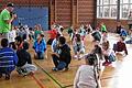 Crazy Wolfi bewegt die Schüler       -  (jul)   &bdquo;Fit von Kopf bis Fuß&ldquo; ist das Jahresthema der Grundschule Kitzingen-Siedlung. Da kündigte sich zum rechten Zeitpunkt Sportpädagoge Wolfgang Richter, alias Crazy Wolfi, mit der etwas anderen Sportdoppelstunde &bdquo;cool move mixer&ldquo; an. Freude an der Bewegung ist sein Ziel und ist ihm wichtiger als Perfektion oder Wettkampf, heißt es in einer Pressemitteilung. Kinder sollen motiviert werden, auch Freunde, Geschwister, Eltern und Verwandte für mehr Spaß an der Bewegung zu begeistern. Mit wenigen Utensilien bekam die Turnhalle Beach-Flair. Ein Mix aus Hip-Hop-Schritten, Breakdance, Rollsport auf neuen Geräten, Dance-Frisbee, dem Macarena-Robot-Gangnam-Style, fetziger Musik und lustige Sprüche rissen alle Schüler mit.  Am Ende der schweißtreibenden Einheiten waren sich alle einig: Crazy Wolfi hat's drauf und er darf jederzeit wieder kommen.