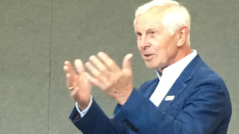 Hans-Dieter Cleven fordert von Boris Becker 38 Millionen Euro zurück. Hans-Dieter Cleven fordert von Boris Becker 38 Millionen Euro zurück.