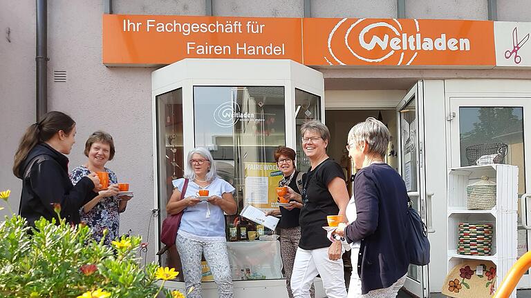 Im Anschluss an den eineinhalbstündigen Stadtrundgang lud der Weltladen die Teilnehmer zu einer Tasse Kaffee und Tee ein. Im Anschluss an den eineinhalbstündigen Stadtrundgang lud der Weltladen die Teilnehmer zu einer Tasse Kaffee und Tee ein.
