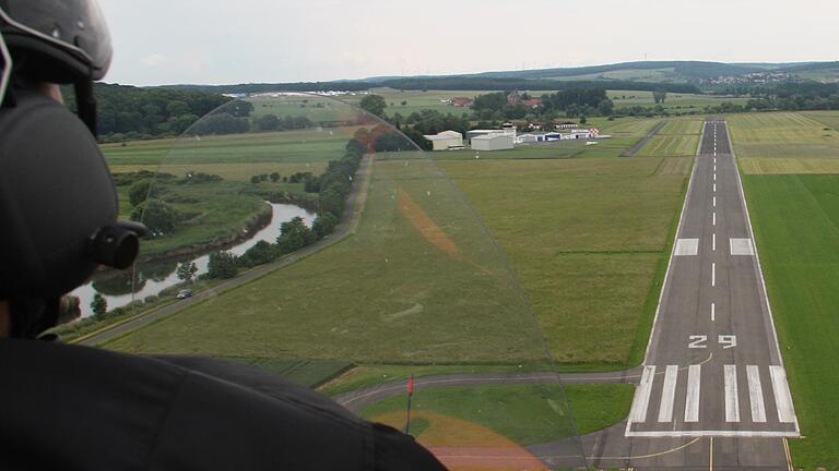 Anflug eines Tragschraubers auf den Haßfurter Verkehrslandeplatz. In den vergangenen Jahren wurden im Mittel rund 2000 gewerbliche und 7000 nicht gewerbliche Flüge hier abgewickelt. Anflug eines Tragschraubers auf den Haßfurter Verkehrslandeplatz. In den vergangenen Jahren wurden im Mittel rund 2000 gewerbliche und 7000 nicht gewerbliche Flüge hier abgewickelt.