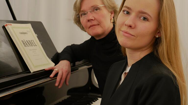 Musizieren am Karfreitag in Markt Einersheim: Amelie Kraus (vorne) und Ariane Metz-Kraus.