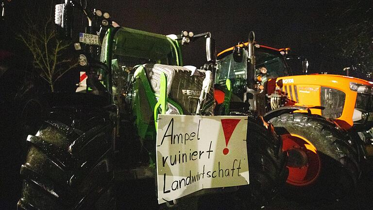 Bei Demonstrationen kritisieren Landwirte - wie hier am 2. Januar in Hammelburg (Lkr. Bad Kissingen) - derzeit vor allem die Politik der Bundesregierung.