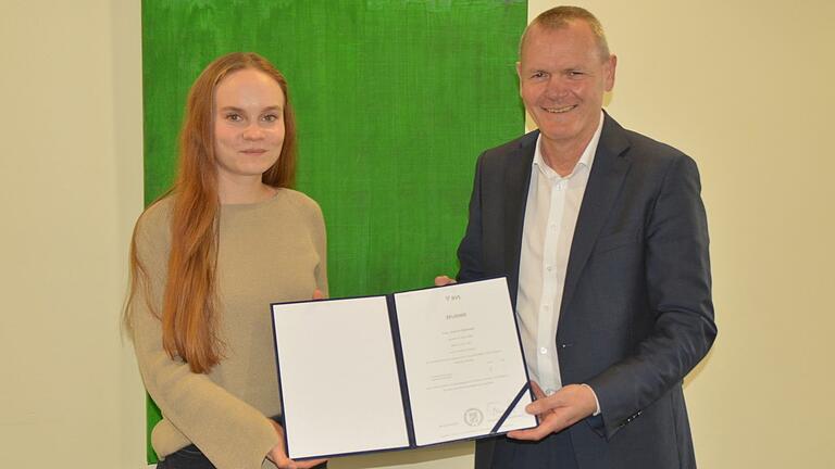 Marktheidenfelds Erster Bürgermeister Thomas Stamm überreichte Johanna Ebersbach ihr Zeugnis über die mit Bestnoten bestandene Prüfung zur Ausbilderin.