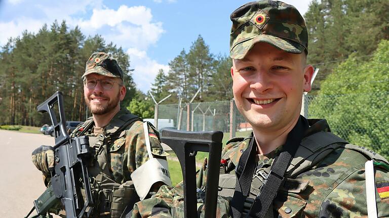 Ausgestattet mit neuester Ausrüstung sichert Oberstabsgefreiter der Reserve Marco Gantert mit seinem Kameraden Stabsgefreiter der Reserve Florian Döller die Zufahrt zum Gefechtsstand in einer Kaserne im litauischen Nemenčinė.