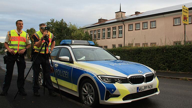 Zur Präventionsaktion der Polizei am Dienstagmorgen im Umfeld der Grund- und Mittelschule am Lülsfelder Weg in Gerolzhofen gehörte auch der Einsatz der Laserpistole, um Temposünder zu überführen.