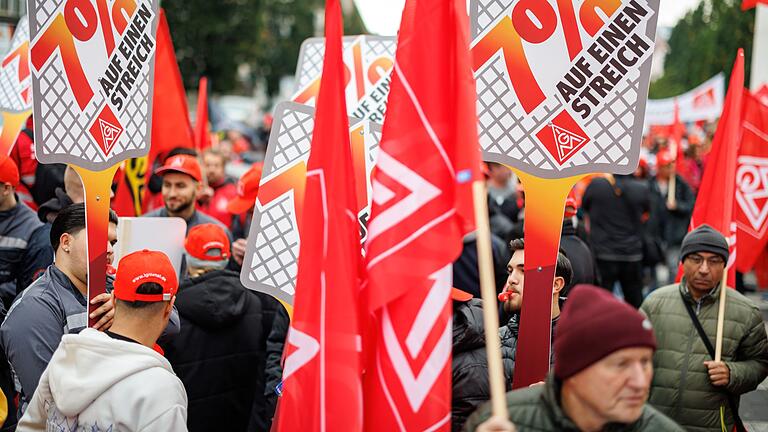 Metaller fordern sieben Prozent mehr Lohn       -  Die IG Metall setzt ihre Warnstreiks zu Beginn der neuen Woche in mehreren Bundesländern fort. (Archivbild)