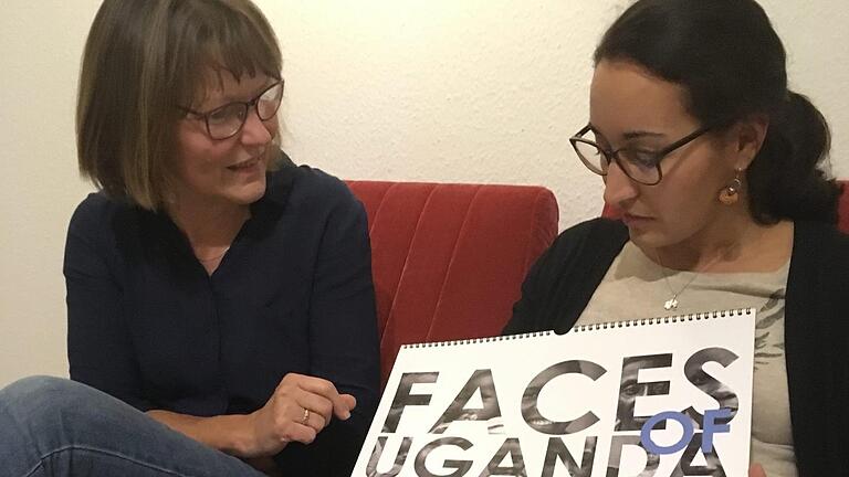 Johanna Stumpner (rechts) vom Verein 'Wasser für Menschen' stellte Martina Kirchner vom Bad Brückenauer Weltladen den neuen Kalender vor.Foto: Maja Kirchner         -  Johanna Stumpner (rechts) vom Verein 'Wasser für Menschen' stellte Martina Kirchner vom Bad Brückenauer Weltladen den neuen Kalender vor.Foto: Maja Kirchner  