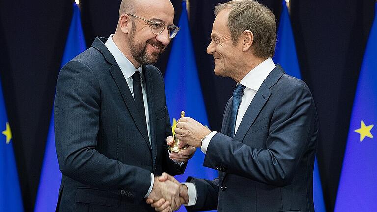 Wechsel der EU-Spitze       -  Charles Michel (links) ist der neue Präsident des Europäischen Rates. Sein Vorgänger Donald Tusk überreichte ihm bei der symbolischen Amtsübergabe eine Glocke.