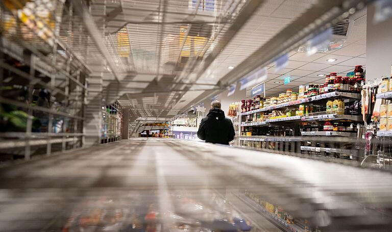 Ein fast leeres Regal ist in einem Supermarkt. Viele Deutsche legen angesichts der Ausbreitung des Coronavirus Vorräte an.