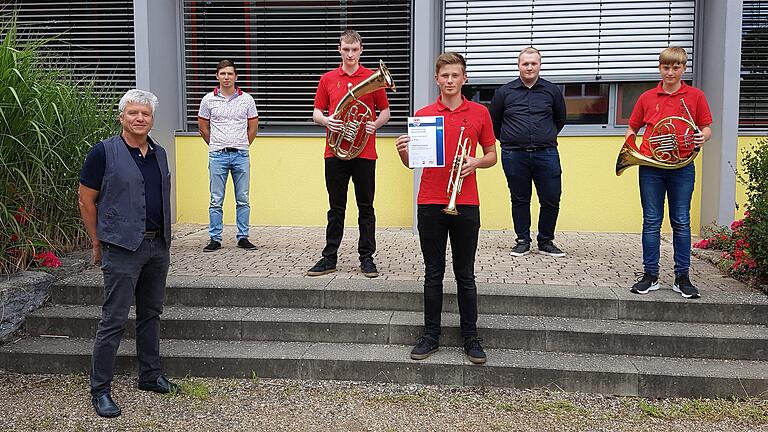 Auf dem Bild von links Musiklehrer Wolfram Hirsch, Christian Then-Eck, Paul Schamberger, Anton Mock, Andreas Geyer und Marius Mock.