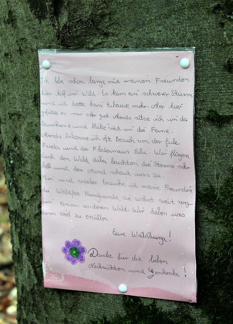Den Beginn der Geschichte über die Elfe Walburga kann man im Wald nachlesen. Den Beginn der Geschichte über die Elfe Walburga kann man im Wald nachlesen.