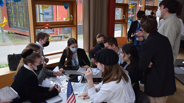 Verhandlungen der Delegationen beim Konfliktplanspiel des Gymnasiums Marktbreit.