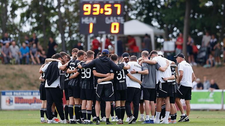 Der Schrecken leuchtet im Hintergrund: Dass es trotz des Ausfalls von zehn Spielern gute Ansätze gab beim 0:1 in Aubstadt, war Nebensache für den FC 05 Schweinfurt. Noch auf dem Platz demonstrierten Trainer und Team Zusammenhalt.