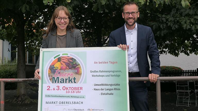 Bürgermeister Björn Denner und Tourismusmanagerin Kathrin Scholz freuen sich auf den Rhöner Bauernmarkt in Oberelsbach.