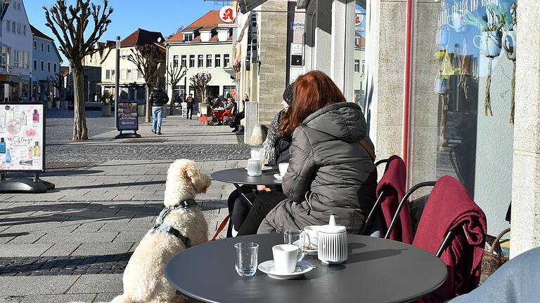 Der Sonnenschein lockte am Dienstag viele Menschen auf den Marktplatz von Bad Neustadt. Nach kurzer Verwirrung standen Tische und Stühle wieder an den Hauswänden der Gastronomen.