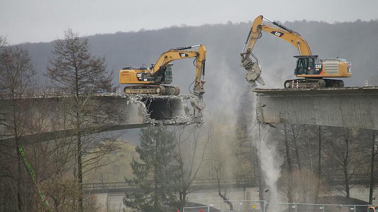 Spektakuläre Bilder entstanden beim Abriss der alten Mainbrücke Gemünden im März 2017.